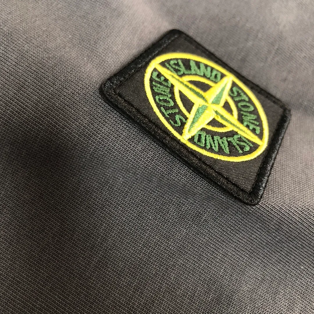 P150 A🍃Stone island 2025 spring and summer new men's and women's short-sleeved round neck T-shirt, with a unique and high-end style, embellished with the iconic compass logo! Customized pure cotton fabric! A simple and high-end fashion item, a fashionable product with very high-end charm and a must-have item for fashion trends! All three standards are complete! ! Color: black, white, dark gray, coffee Size: S M L XL (loose fit, please state your height and weight when placing an order)